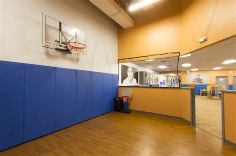 No waiting and lots of equipment for everybody to use. . Does chuze fitness have a basketball court